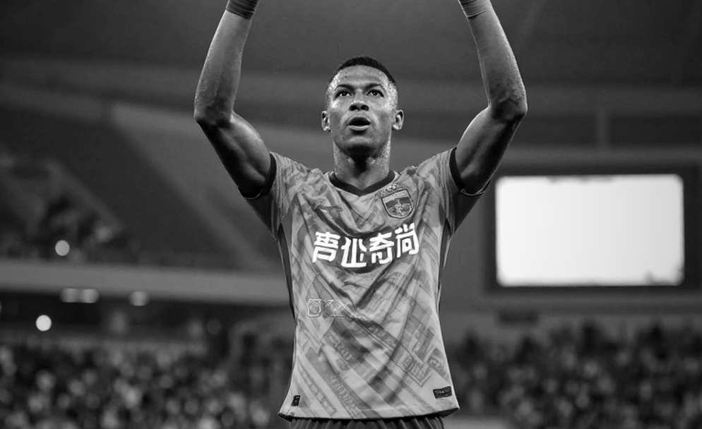 Bốn mươi trang giấy trắng ở Mestalla: khi bóng đá trả tiền cho những bản báo cáo rỗng Bốn mươi trang giấy trắng ở Mestalla: khi bóng đá trả tiền cho những bản báo cáo rỗng