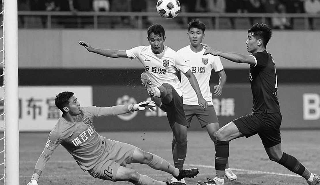 Valencia gọi Aguirre: Khi đế chế cũ học cách cầu cứu kẻ đóng thế