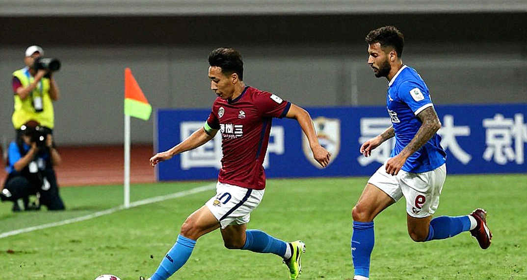 V-League và cú tắc bóng bị dạy sai: khi bạo lực sân cỏ là sản phẩm của một nền huấn luyện chưa chuẩn hóa
