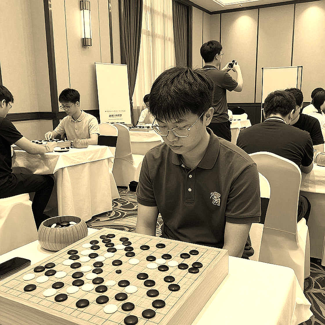 Nepomniachtchi cho Carlsen một cú sốc, nhưng vượt qua Sindarov trên đồng hồ tại GCL 2026